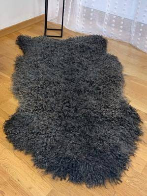 luxurious-sheepskins-gotland-with-beautiful-curls-big-0