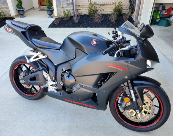 2020-honda-cbr-600rr-big-1